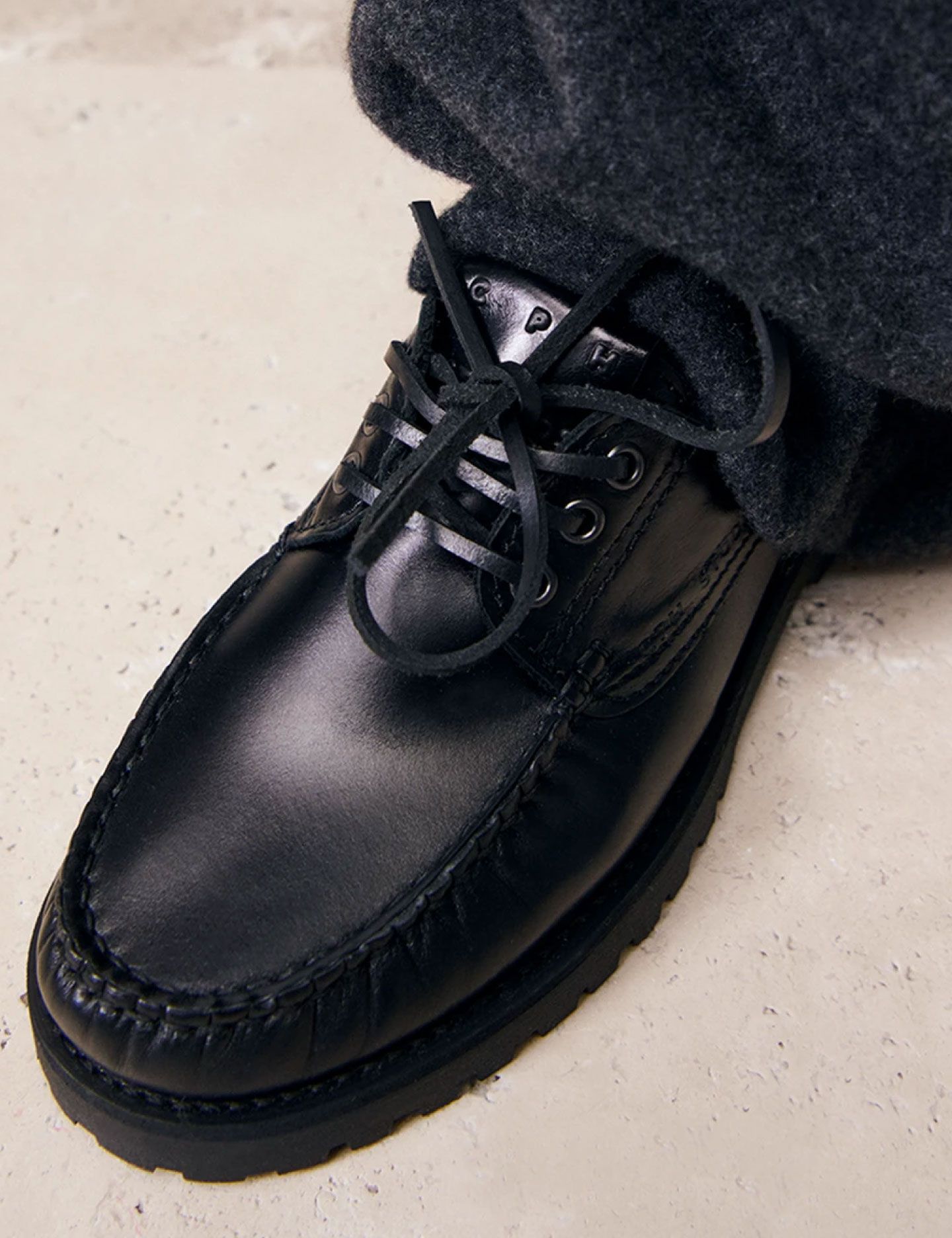 נעלי מוקסינים עם שרוכים - נעליים