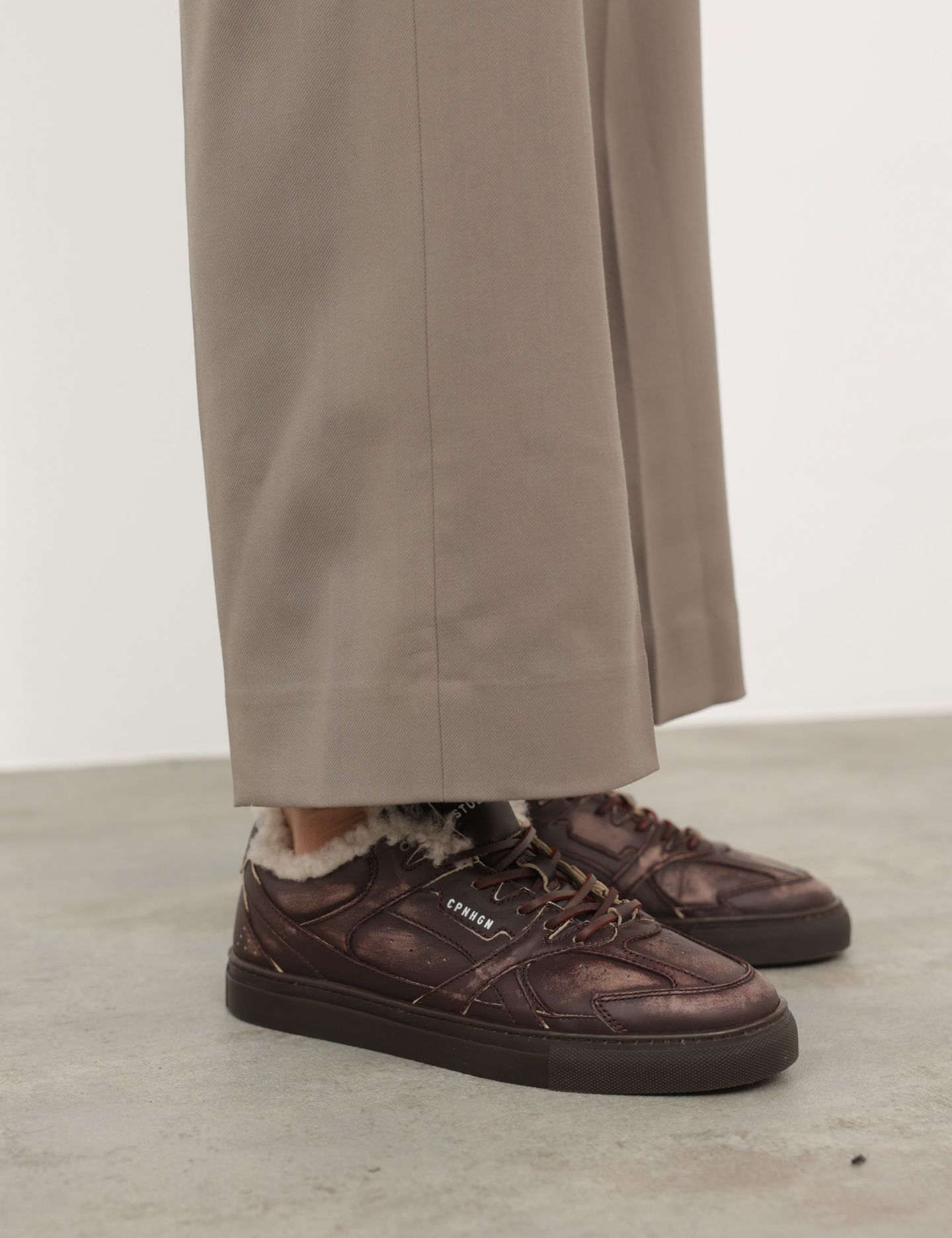 סניקרס מעור ופרווה - נעליים