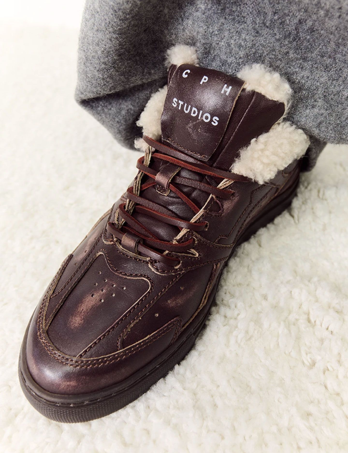 סניקרס מעור ופרווה - נעליים