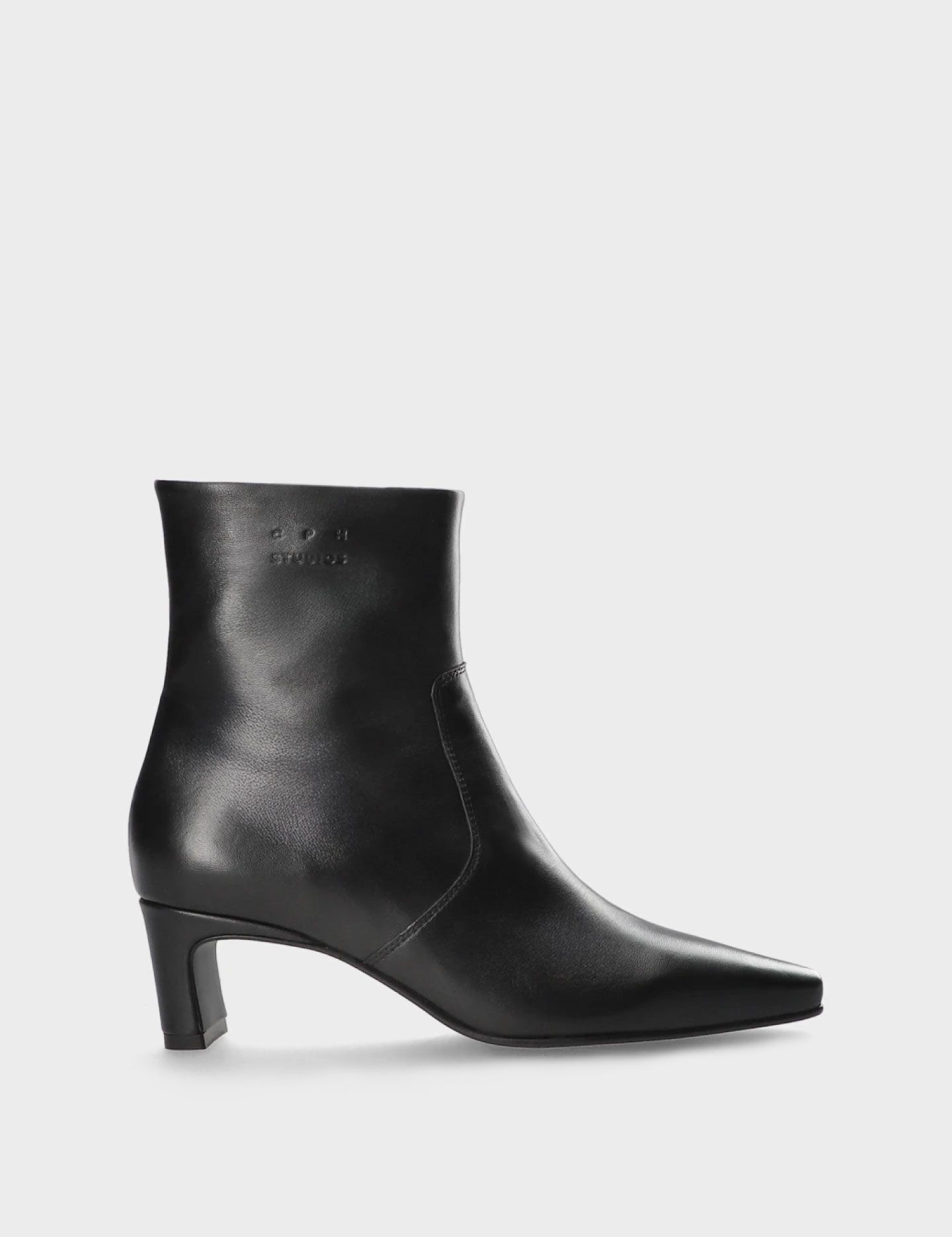 מגפוני עקב - נעליים