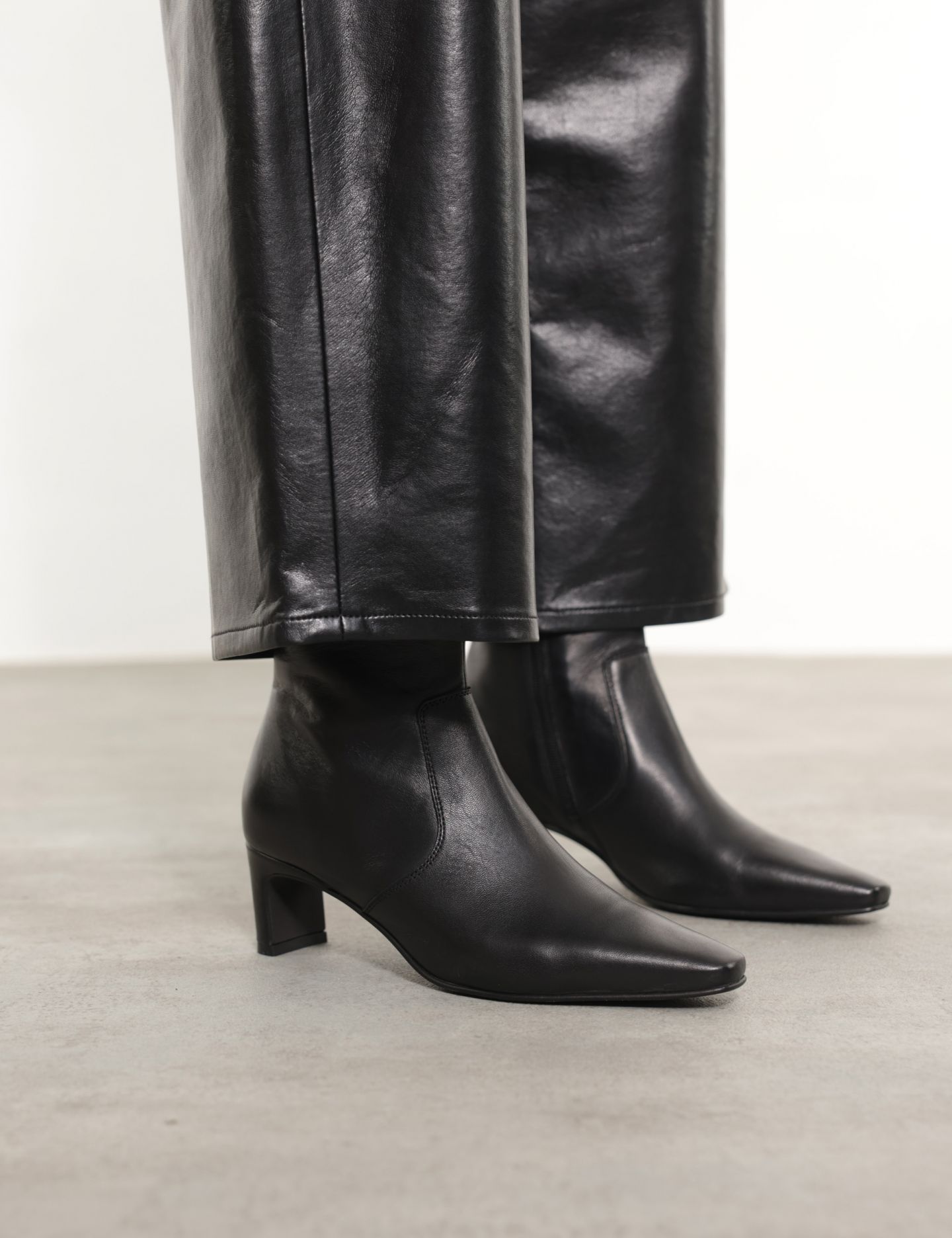 מגפוני עקב - נעליים