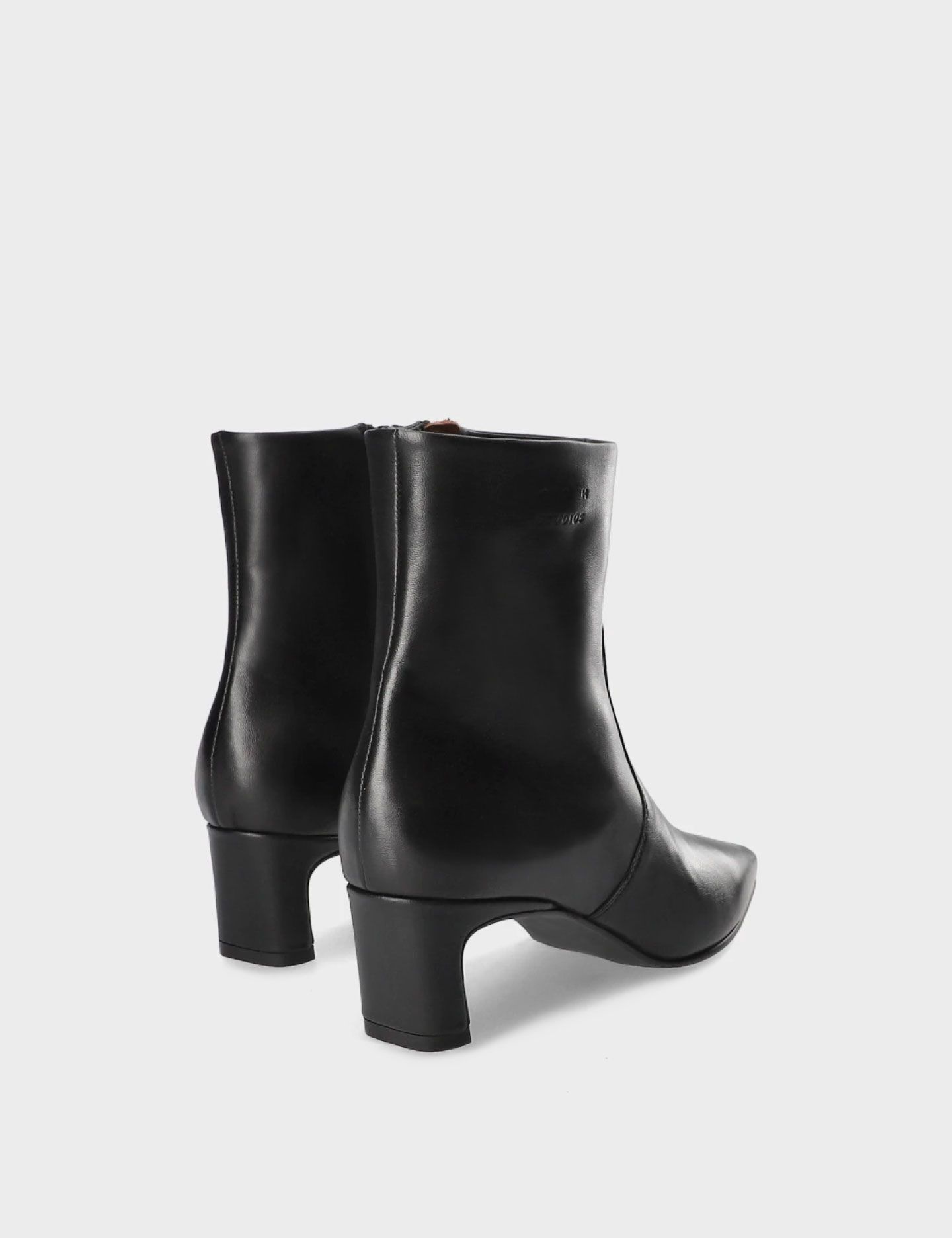 מגפוני עקב - נעליים