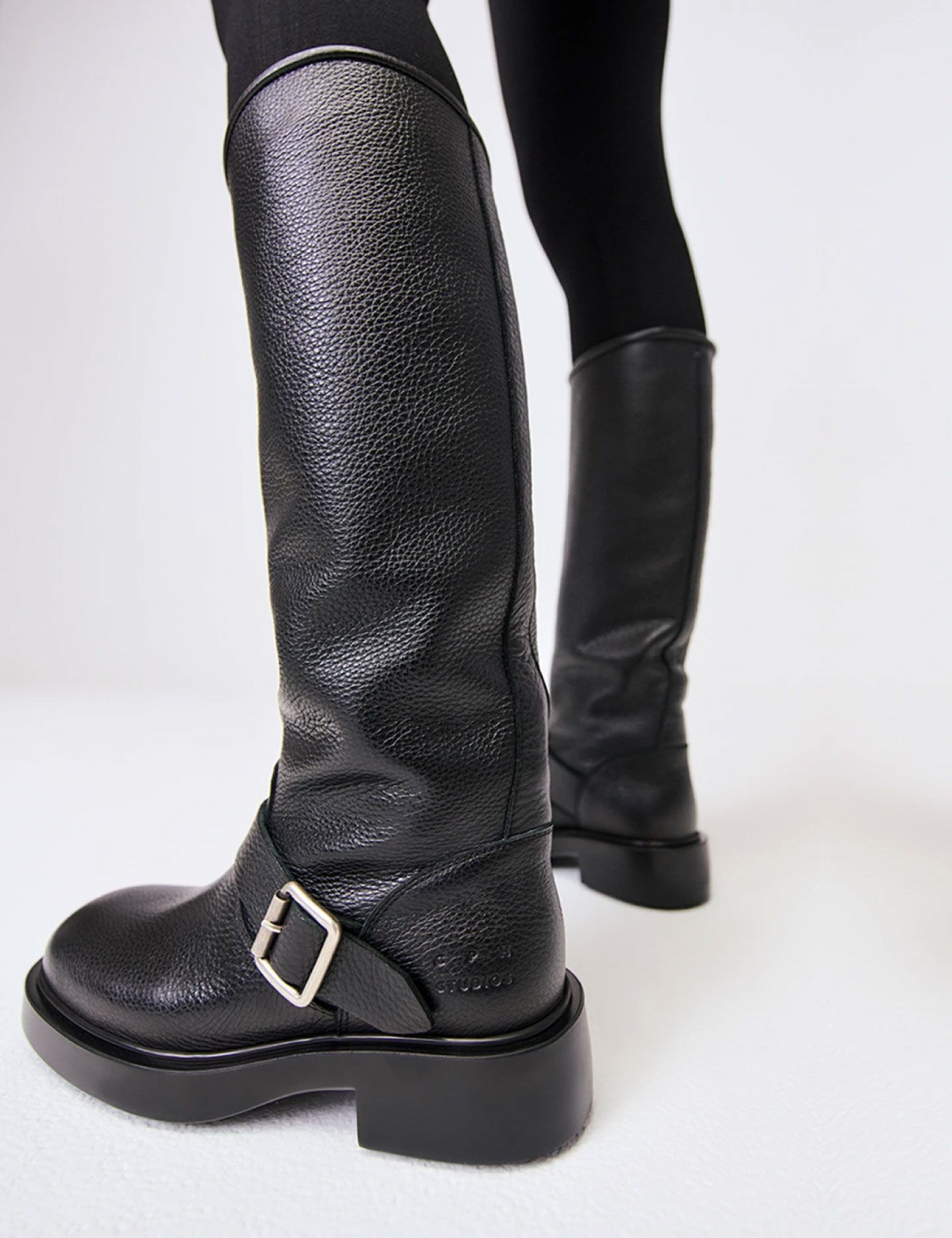 מגפי ברך עם אבזם - נעליים