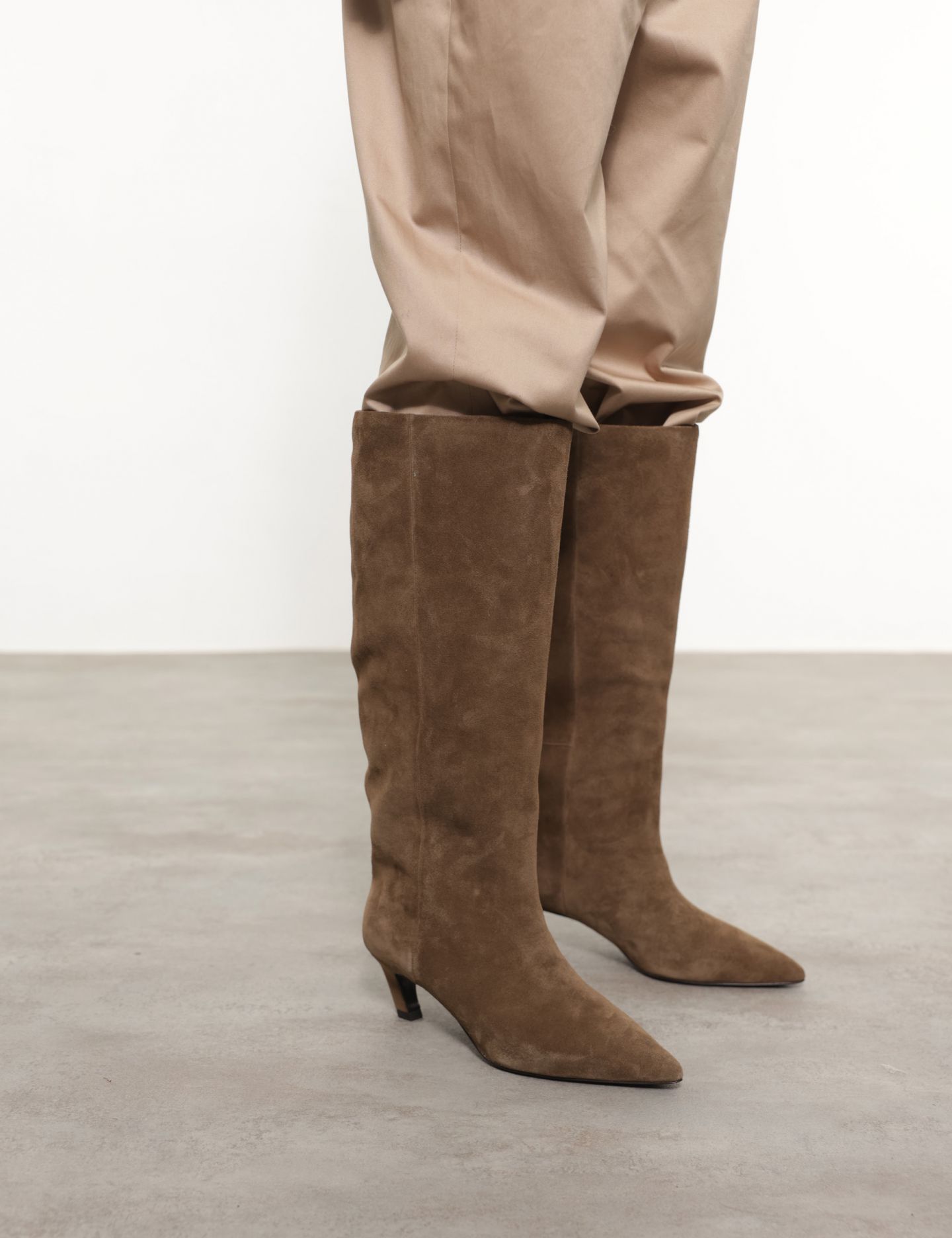 מגפי עקב מעור - נעליים