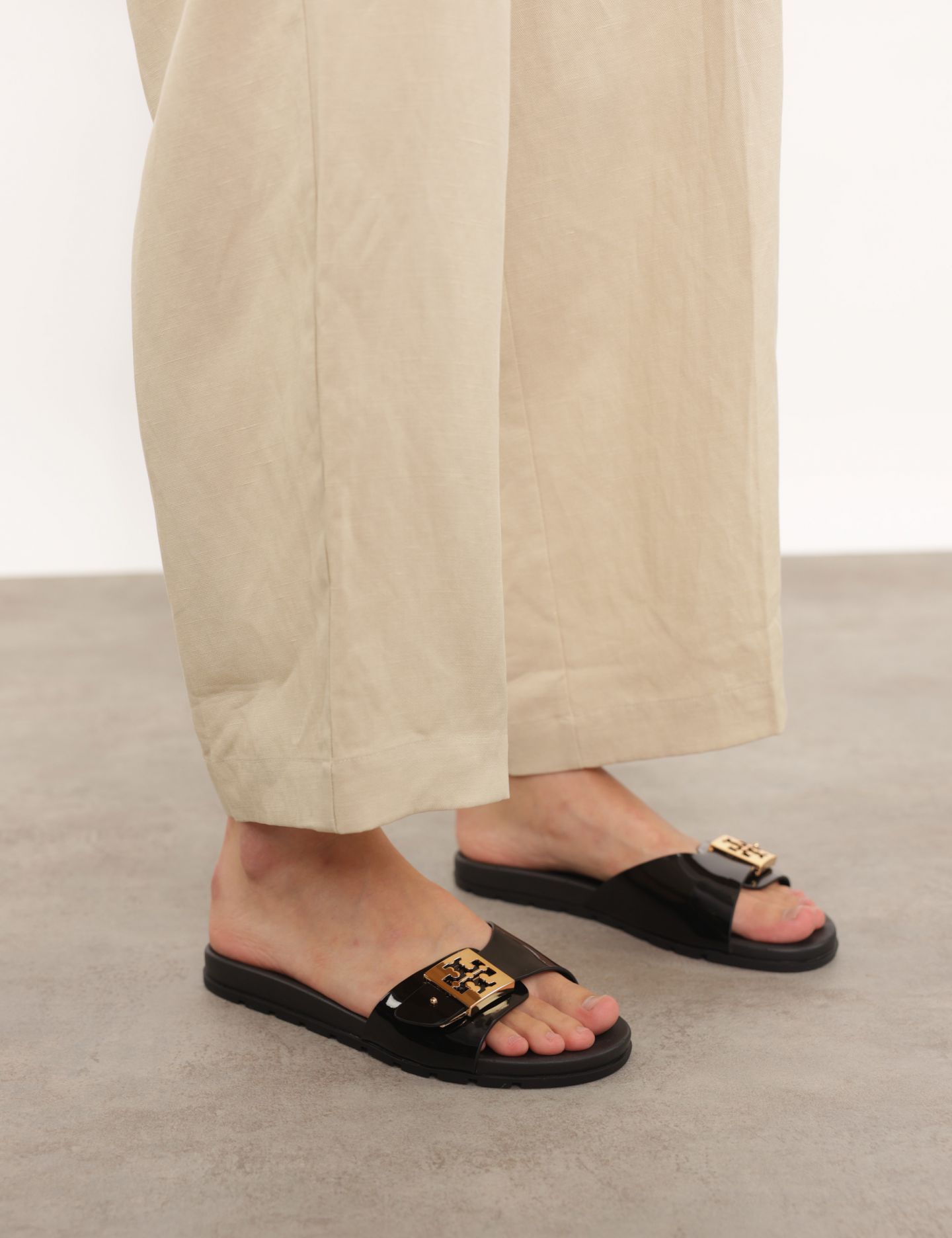 כפכפי סליידס עם אבזם - נעליים